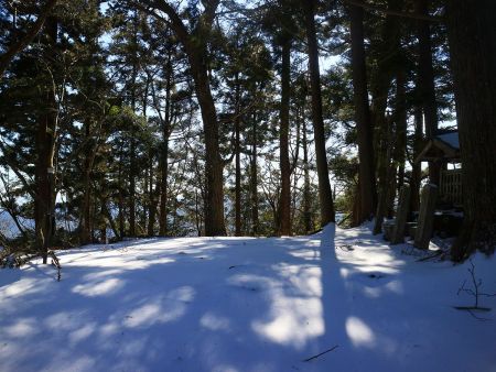なだらかな道をひたすら登っていって摩尼山(1004m)に到着した