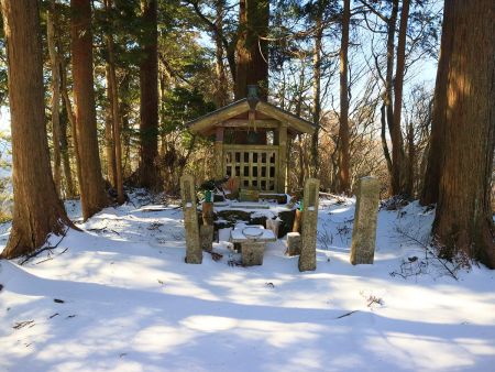 この山頂も何か祀られているのか。高野三山の山頂には必ず祠みたいなのがある
