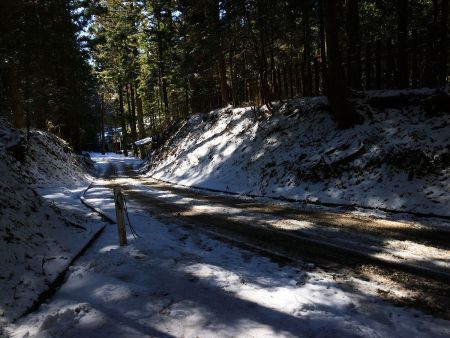 ここで道路に出た。左に行って奥の院のほうへ行く