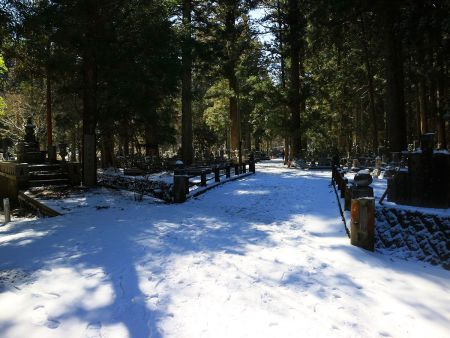 この橋を渡ったところで観光客がたくさんいたのと、もう滑りそうにないのでアイゼンを外した