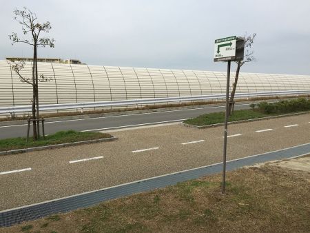 道路に出た、ここを左
