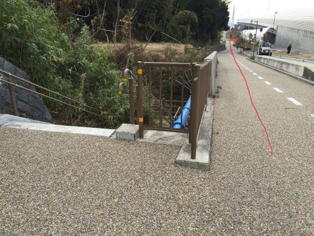ここで階段を下りると近道だが住宅街がわかりにいくのでまっすぐいって信号を右へ