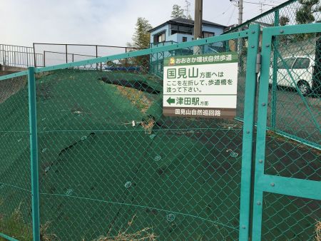 道路にはこのように案内板がある