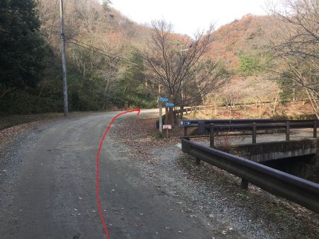 管理道から分岐があるが真っ直ぐ進む