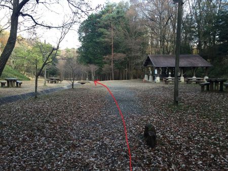 キャンプ場から今度は駐車場のほうへ向かう