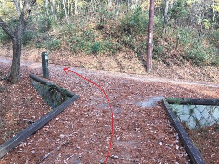 くろんど園地管理道へ出たら左へ