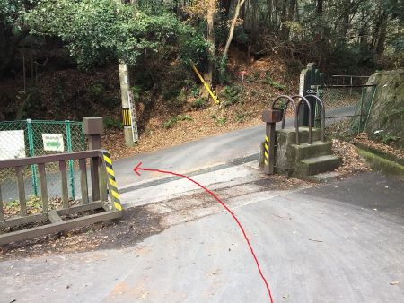 くろんど園地の入り口。ここを左へ道路を歩く