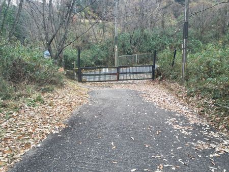 ここのゲートを出ると道路。出て左へ