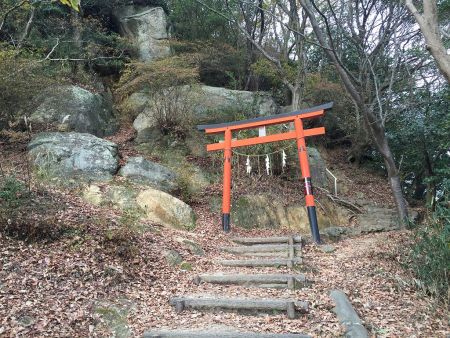 交野山頂の直下にある鳥居