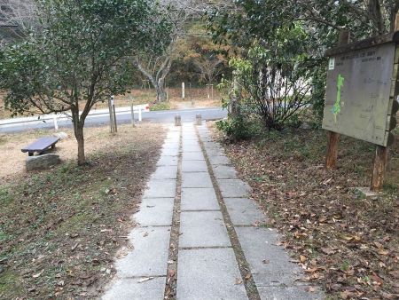 道路にでるが渡ってまっすぐ