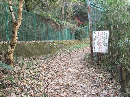 ここからすこし交野カントリークラブの敷地内になる