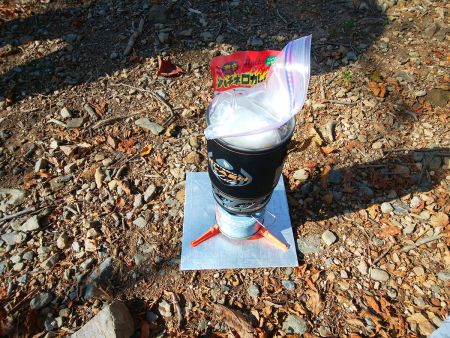 ジェットボイルでご飯と激辛カレーを温める