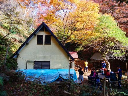 立命ワンゲル小屋に到着。学生っぽい集団がいたけど合宿かな？