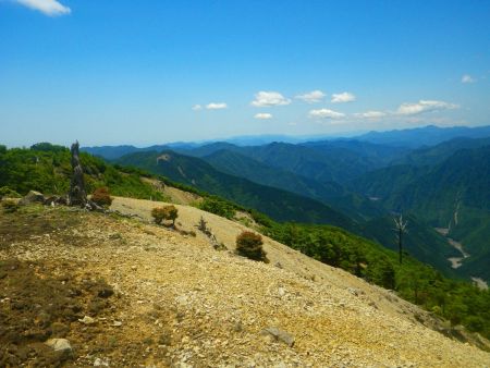 マブシ嶺へ向かっていく途中あたりから樹林帯を抜けて展望が良い道になった。晴天でいい感じだね