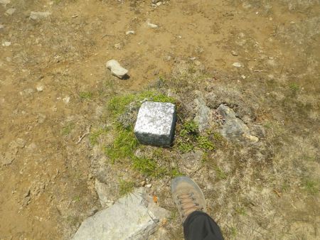 マブシ嶺にある三角点を撮影しておいたんだけど、実はもう一つ三角点があることに後で気づく