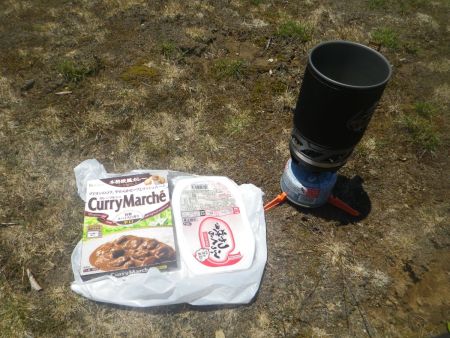 いつものようにカレーを食べることにした。今日はカレーマルシェの辛口なんだけど、LEEが売ってなかったんだよね