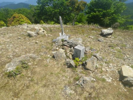 実は奥にも三角点があって、ここにはコブシ嶺と書かれていた。人がたくさんいたので気づかなかったけど、ここは三角点が二つもあるの！？