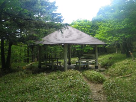 尾鷲辻まで戻ってきた。足が痛くなっていたのもあって、ずっとベンチに座りたかったので東屋の中で最後の休憩をした