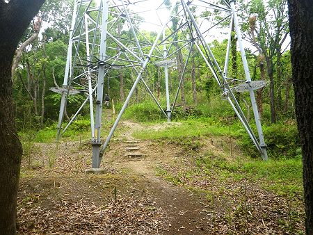 １つ目の鉄塔があった。この鉄塔は伽藍堂奥谷山鉄塔という名前がついている