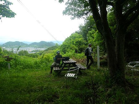 高坪山の山頂に到着。立派なベンチがあって展望もある
