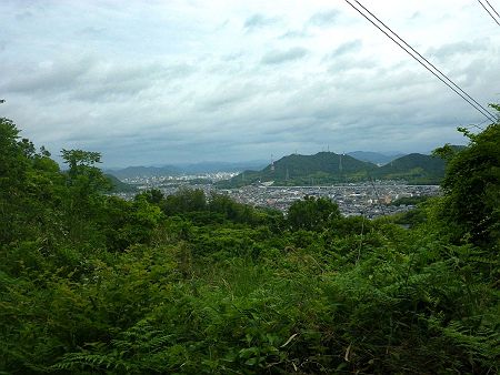 高坪山からの案内板でわかったけど右にある二つの山の間からかすかに姫路城が見えていた。ちなみにこの二つの山はナイトハイクしたんだけど、右側の小富士山からの夜景だけは紹介している