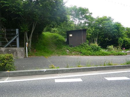 ここで道路に出てわたってすぐ登山道に入っていく