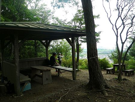 大日山の頂上に到着すると立派な東屋と時計が設置されていた