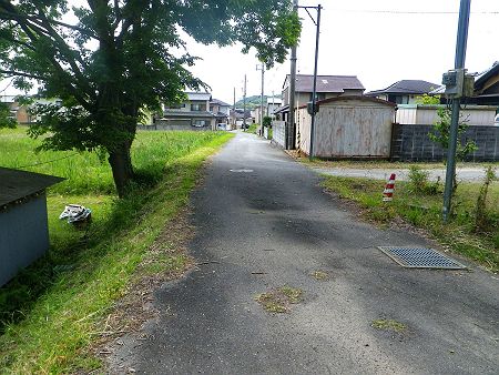 道路に出るとここからしばらく住宅街を歩いていく。暑いので炭酸飲料が飲みたくて自動販売機を探すことにした