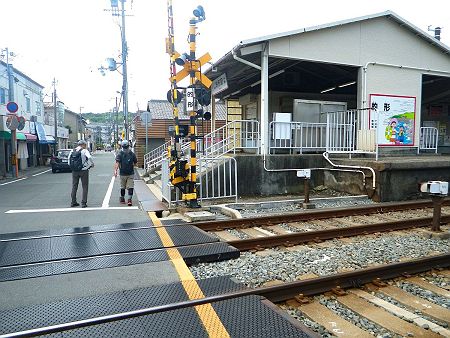 的形駅前の踏切をわたる。ここからのルートが少しややこしいので地図を確認する