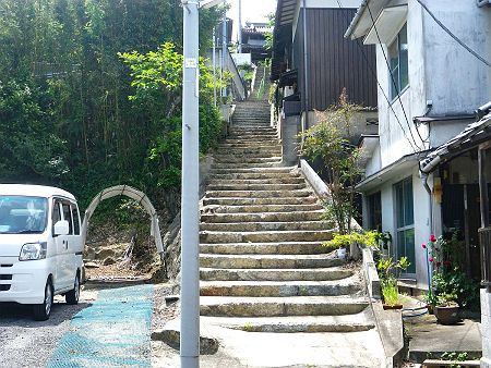 海岸の手前。ここからもう一山登るんだけど、この階段を見た時はちょっと嫌な感じがした。でも、これを登っていくんだよね