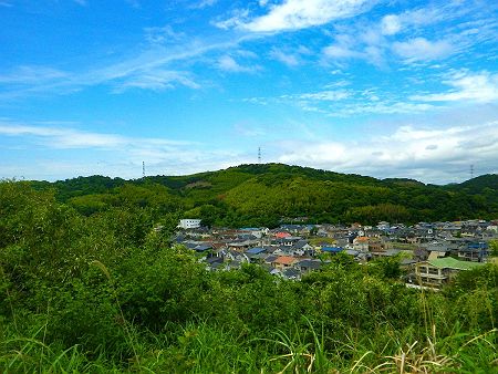 あの鉄塔が立っている山が最初に登った高坪山だと思われる。それにしても天気が良くなってきて良かったと思ったが、実はこの後で辛くなってくるとは思わなかった