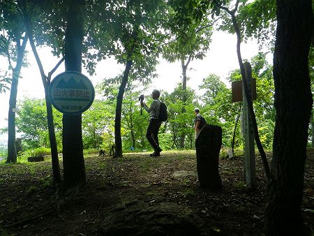 続いてすぐに磯山の山頂と思われる場所に辿りついた