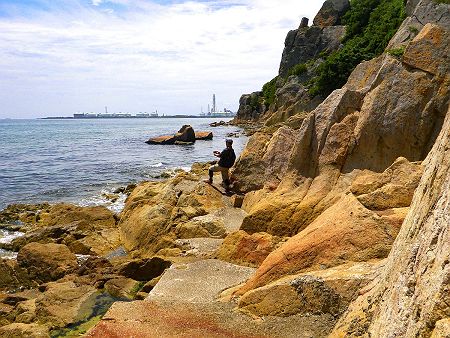 岩場の道が続くんだけど、これ満潮時だとまともに歩けないかもしれない