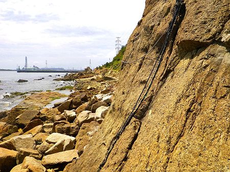 ロープが設置されているけど今回は干潮時だったので不要だった。とはいっても満潮時にこの岩場を歩けるとは思えないんだけどね