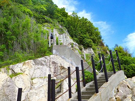 ここで最後の登りになるが、かなり急登になった階段。暑さでバテバテのところでこの登りはキツかった
