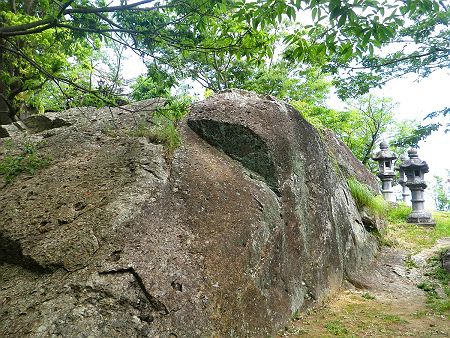 この付近が木庭山（61m）の山頂だと思うんだけど、神社があるだけで山頂看板などなかった