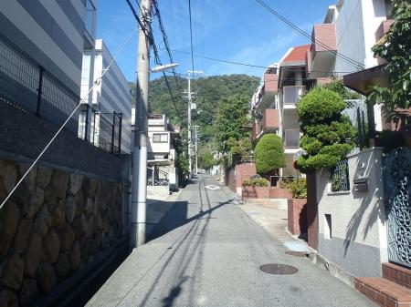 住宅街で入り組んでいてわかりにくいが山のほうへ向う