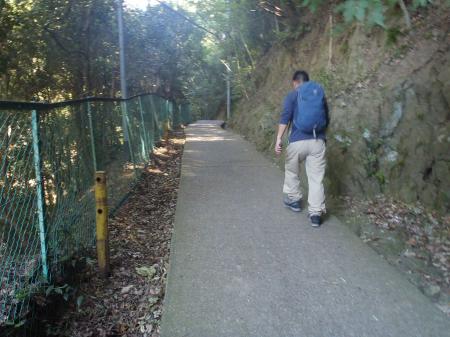 行者堂までこのような舗装道を歩くことになる