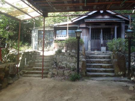 行者堂。行者尾根へはこの左側奥へ歩いていく