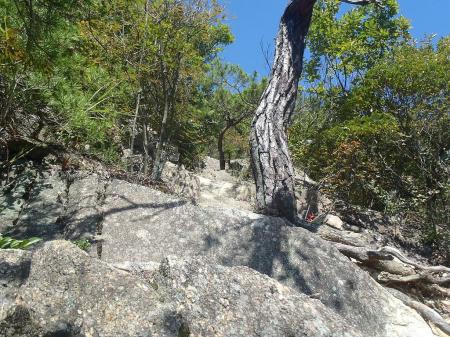 滑落するとかなり危険だが、岩と青空がいい感じ
