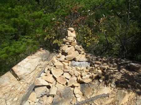 岩を登りつめるとケルンがあった