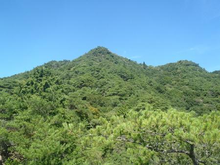 この尖がりのピークまで登ることになる。まだ急登が続く