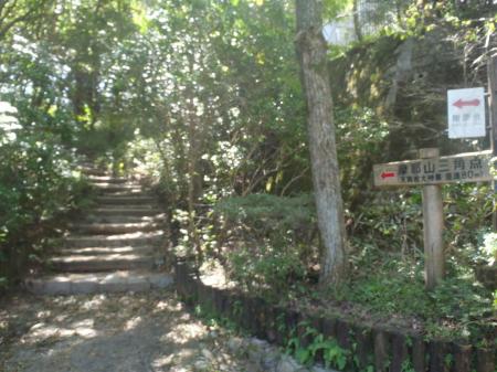 摩耶山頂はこれを登る。ちなみに掬星台は山頂ではない