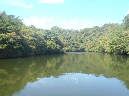 穂高湖と向こう側がシェール槍
