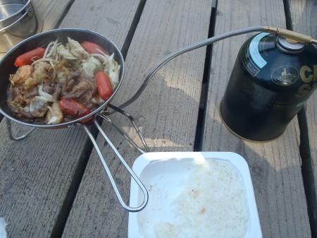 湖畔で食事。焼肉を焼いてご飯と食べる