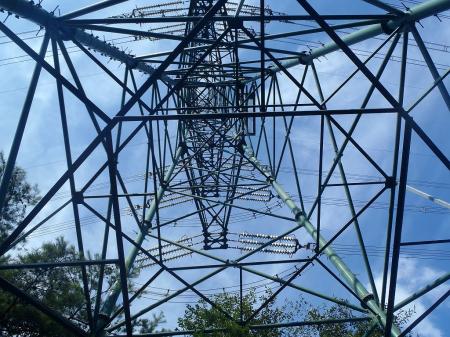 緑の鉄塔がある