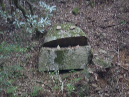 誰かが顔に見立てて石を置いている