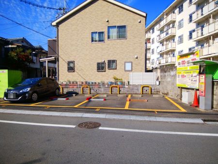 住宅街の中にあるコインパーキングに駐車してスタート