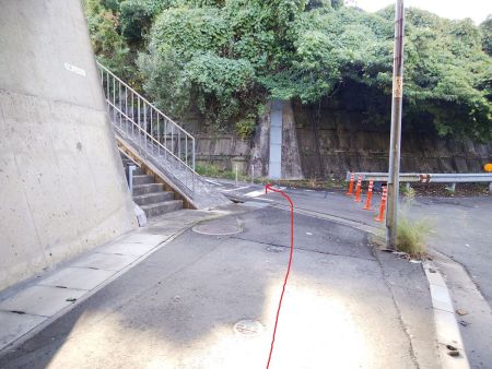 高架下を抜けてすぐに左に曲がって坂道をあがっていく