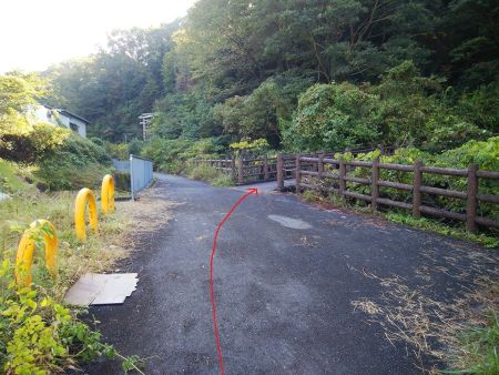 ここで右側の橋を渡ると入山口がある